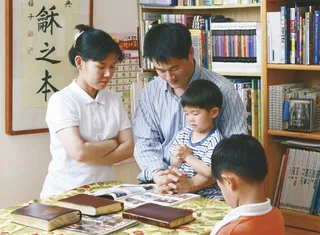 family praying
