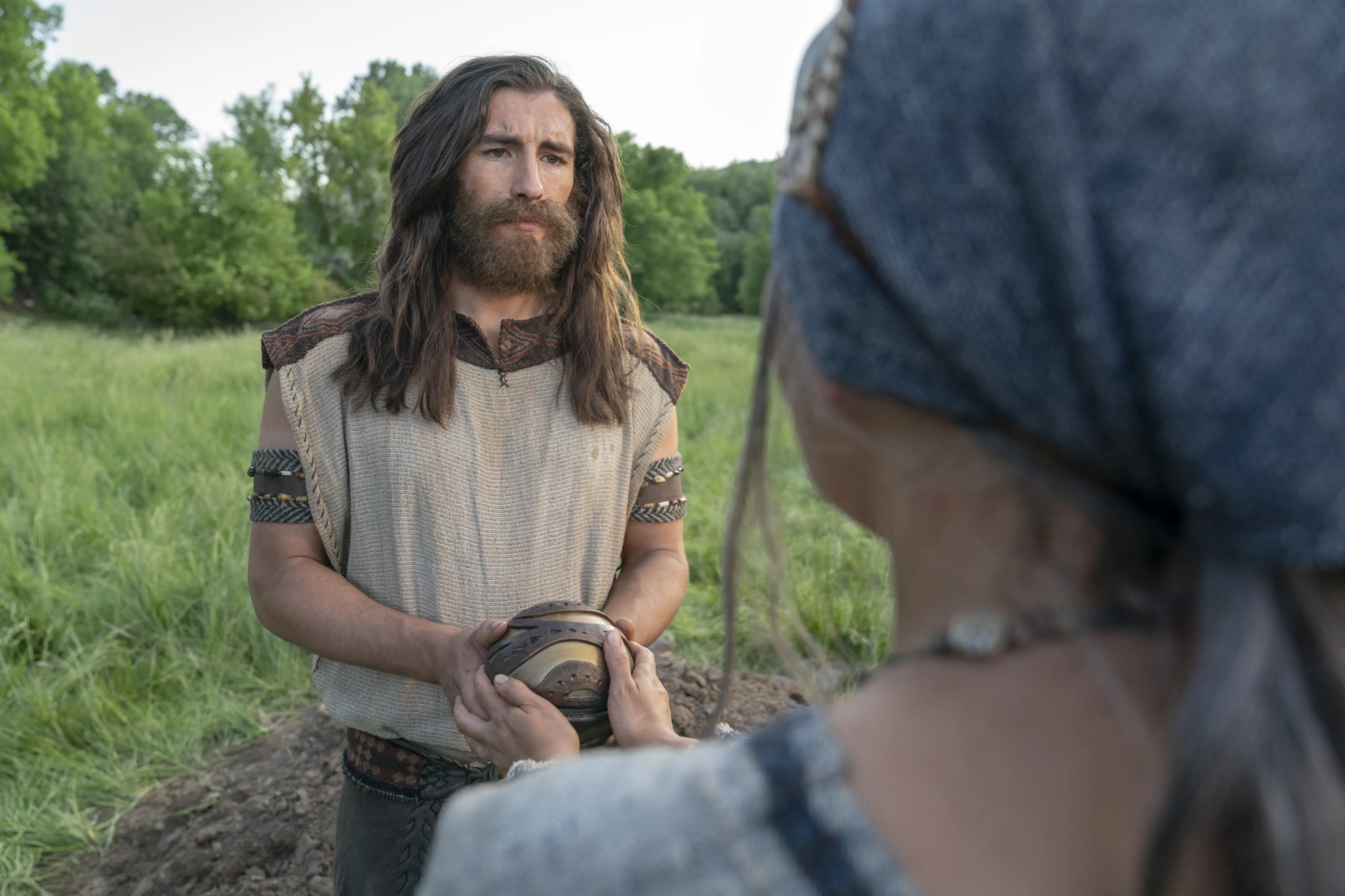 Sariah gives Nephi the Liahona at Lehi's funeral.