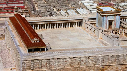 예루살렘에 있는 산 위에 세워진 성전 모형. 많은 안뜰과 벽으로 둘러싸여 있다