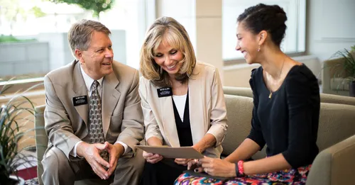 çift misionarësh duke i dhënë mësim një gruaje