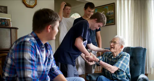 batan-ong lalaki mibisita sa tigulang nga lalaki