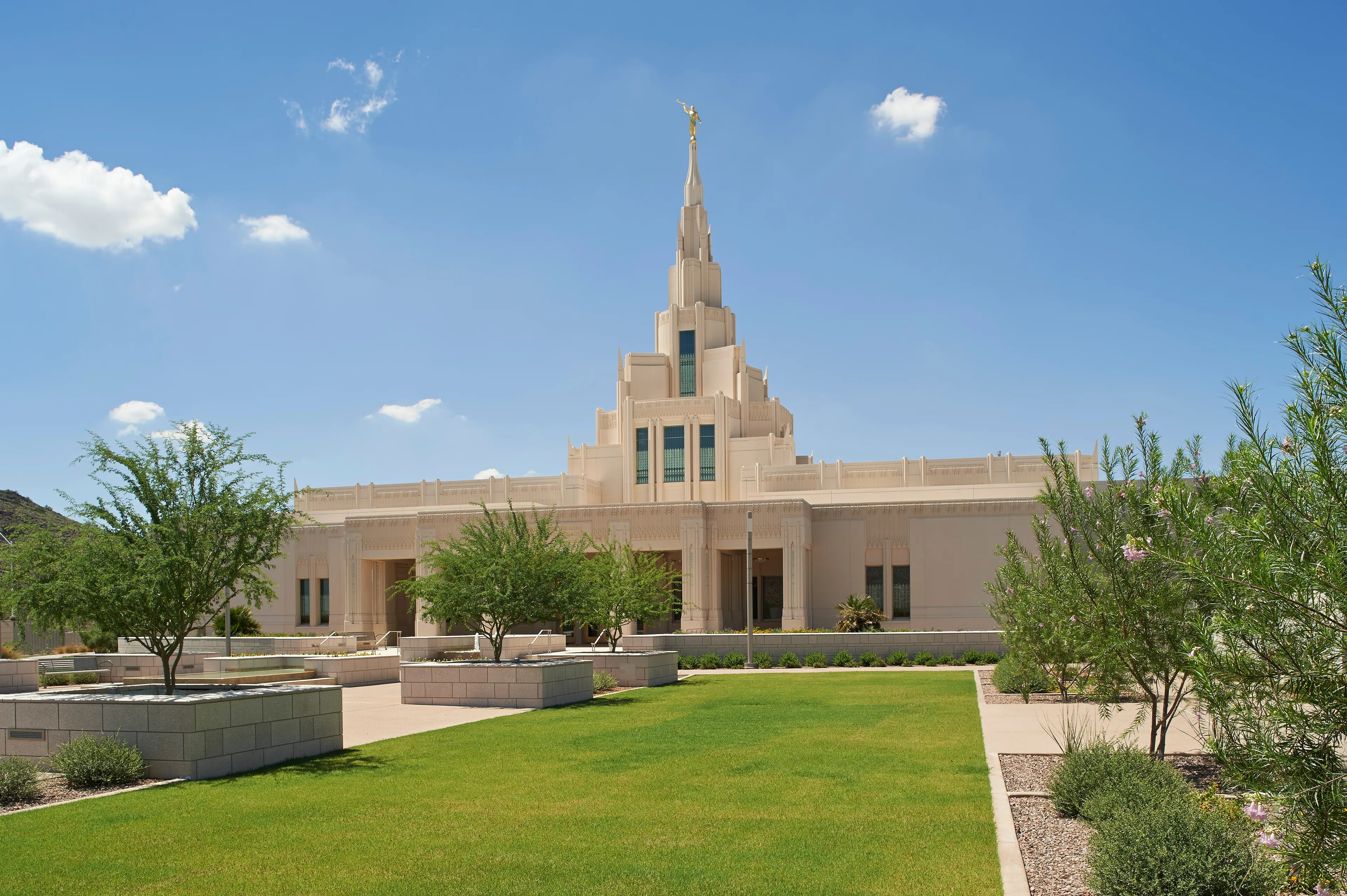 Phoenix Arizona Temple exterior.