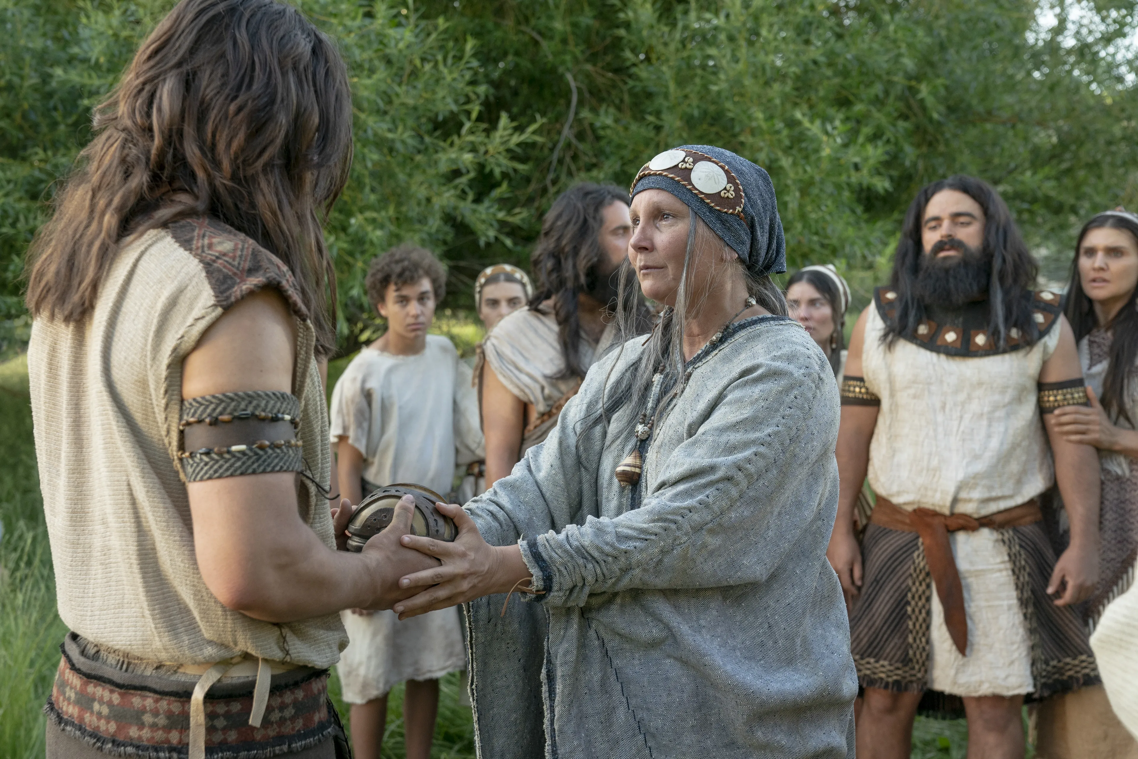 Sariah gives Nephi the Liahona at Lehi's funeral.