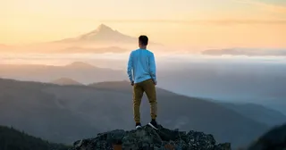 산꼭대기에 서 있는 사람