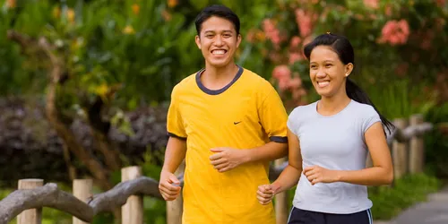 在跑步的年轻男女