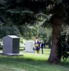 famille dans un cimetière