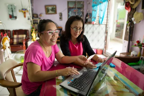 залуу эрэгтэй товхимол дээр бичиж байгаа нь