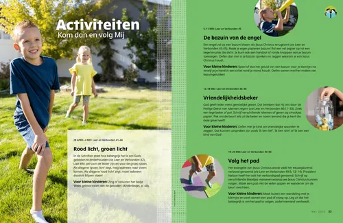 Een kind loopt op gekleurde papiertjes