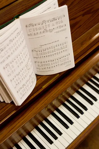 Gesangbuch auf Klavier