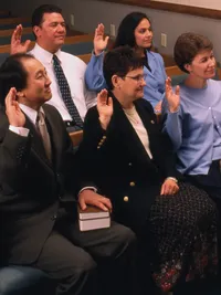 聖餐聚會中舉手支持