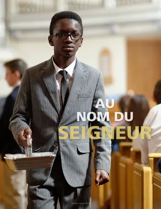 jeune homme distribuant la sainte-cène