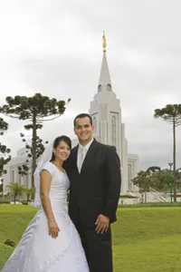 神殿の前の新婚夫婦