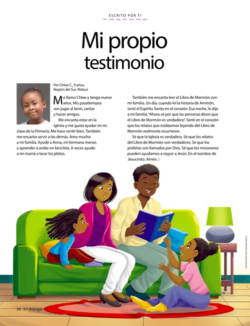 Una familia sentada en un sofá leyendo el Libro de Mormón