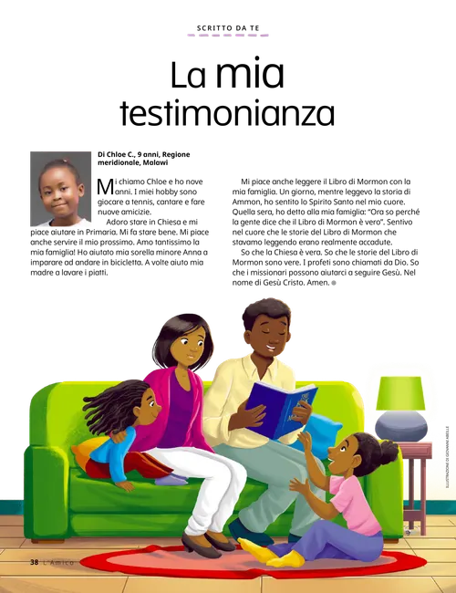 Una famiglia seduta sul divano a leggere il Libro di Mormon