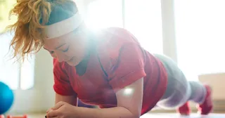 en ung kvinde træner