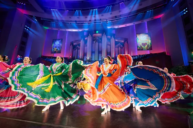 Luz De Las Naciones Dancers