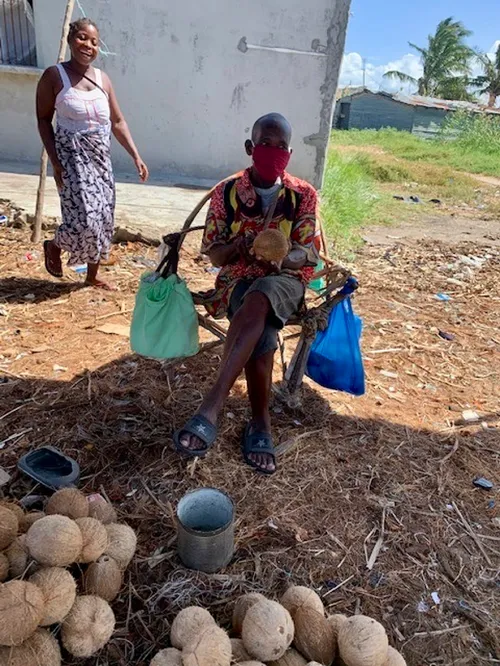 volunteer sharing masks