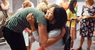 포옹하는 두 여성