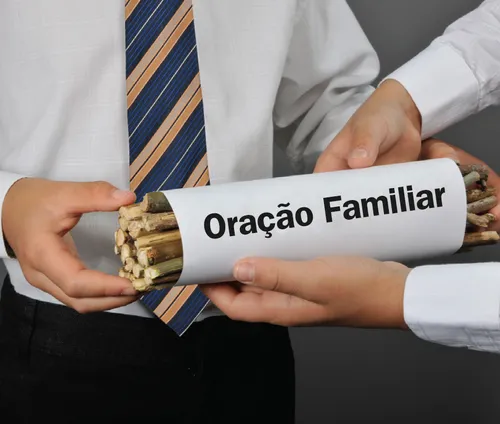 Criança segurando um conjunto de gravetos