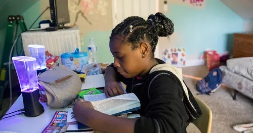 Una joven estudiando