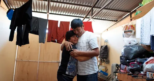 互相拥抱的夫妻