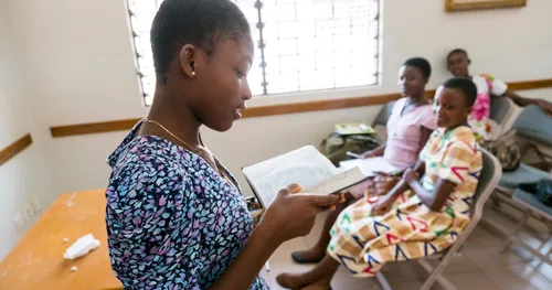 女青年在课堂中阅读经文