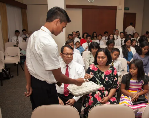 тавиуртай талх барьж буй эрэгтэй, эмэгтэй