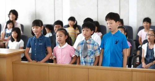 fëmijë duke kënduar në mbledhjen e sakramentit