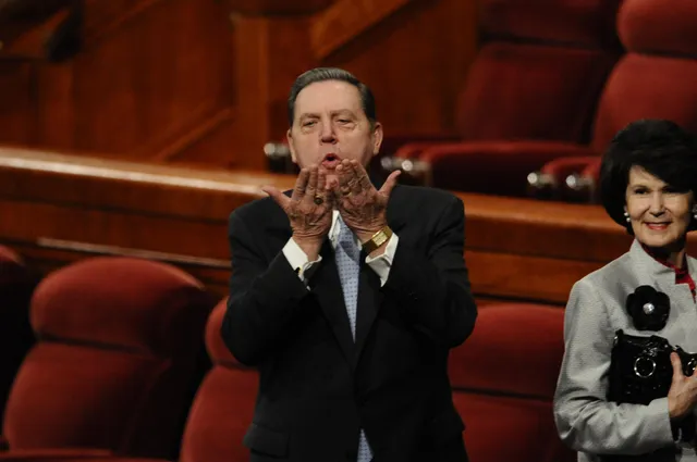 Elder Holland blows a kiss to the crowd after a session of the October 2010 general conference.