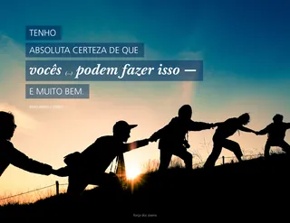 jovem escalando uma montanha