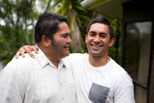 兩個男人在微笑