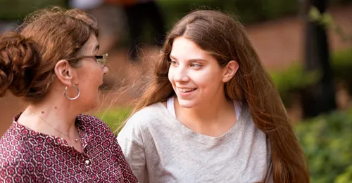 e vahine ’e te hō’ē tamāhine e paraparau ra