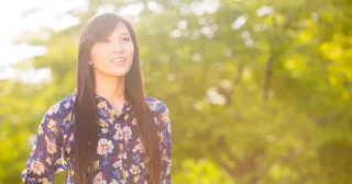 คนหนุ่มสาวกำลังแหงนหน้ามอง