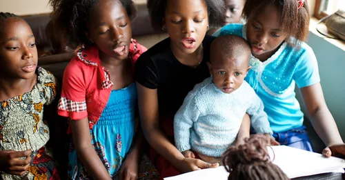 e mau tamari’i e hīmene ra