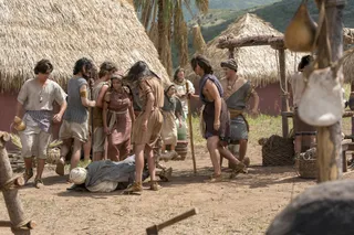 nefitas orgullosos acosan a un hombre