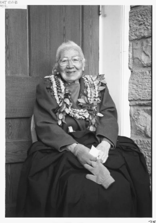 戴著眼鏡的老婦人