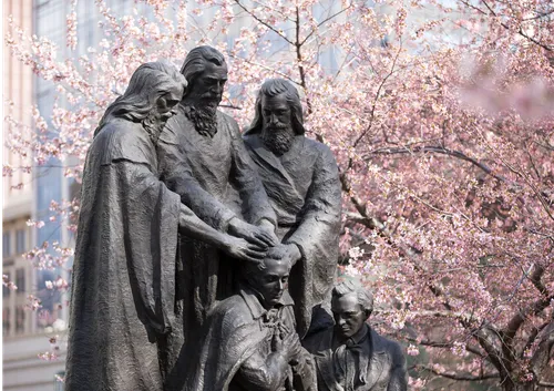 神権の回復の像