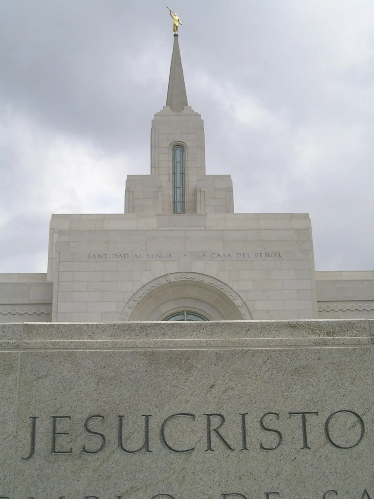 The San Salvador El Salvador Temple name sign, including the spire.