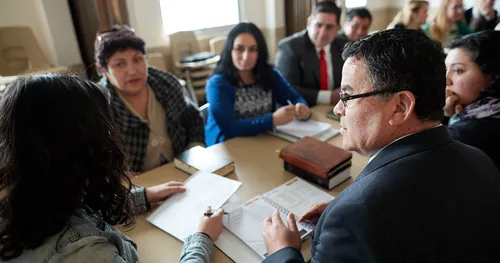 Teacher council meeting in Chile discusses how to improve teaching.