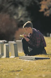 基石旁的男青年