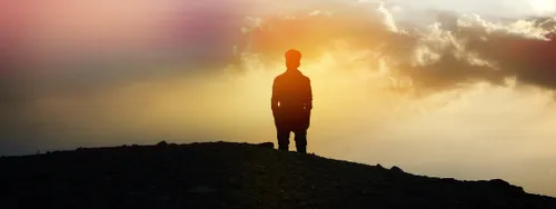 un hombre contempla el atardecer