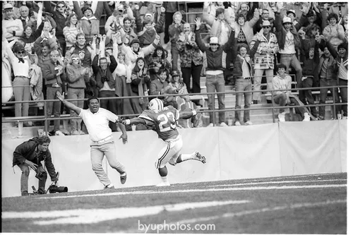 father of Vai Sikahema celebrating Vai’s touchdown on the field