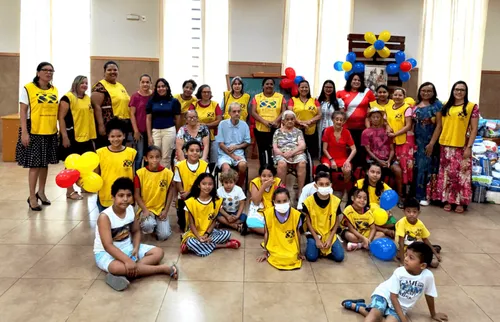 Group of Primary children in yellow vests