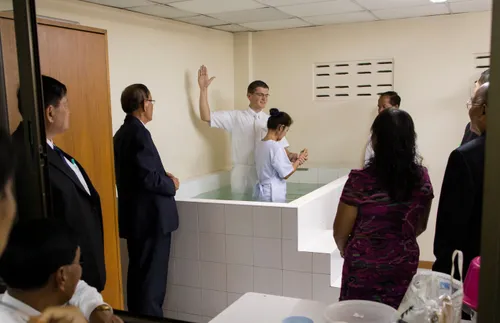 人們站在洗禮池四周觀看洗禮