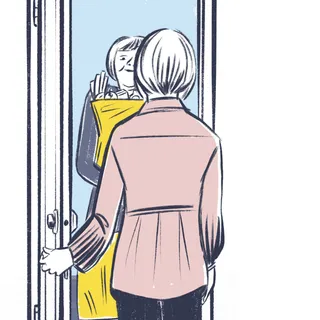 babaeng nag-aabot ng groceries sa isa pang babae