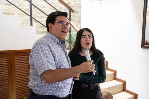 en mand synger med sin datter