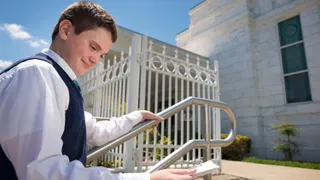 Youth entering Louisville Kentucky Temple with Family History Cards
