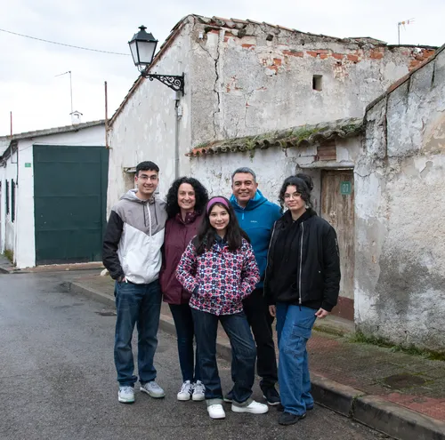 Girl with her parents, older brother, and older sister