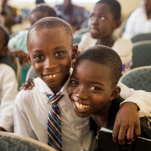 兩個男孩坐在一起微笑