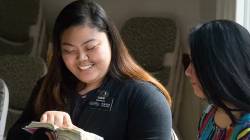 Søstermissionærer studerer